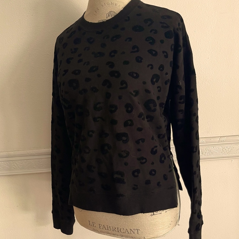 Unique Sweatshirt by “Rails” size XS black with leopard spots & 2 zippers 🤩